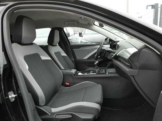 Opel Astra 1.2 i benzine 110pk Business 5d '23 49000km (01819)