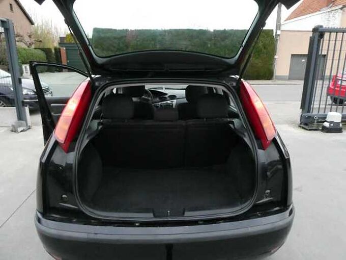 Ford Focus 1.6 i benzine 100pk 5d Business Trekhaak '02 garantie (31458)