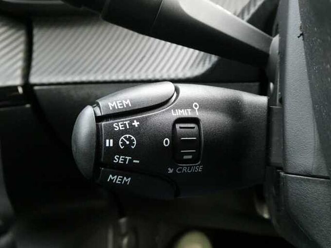 Peugeot 2008 1.2 i benzine 100pk Allure Camera '24 11000km (67782)