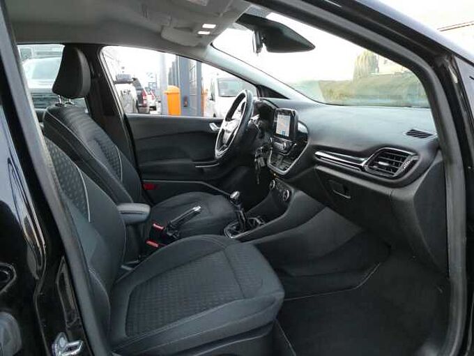 Ford Fiesta 1.1 i benzine 85pk Titanium Luxe 5d Trekhaak (14871)