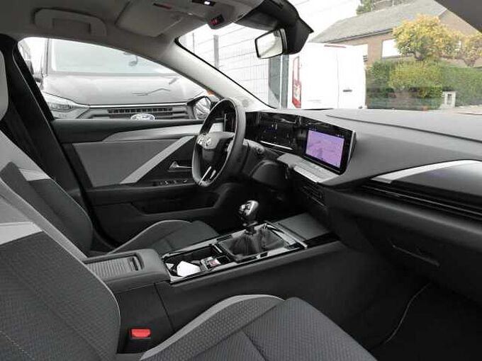 Opel Astra 1.2 i benzine 110pk Business 5d '23 49000km (01819)