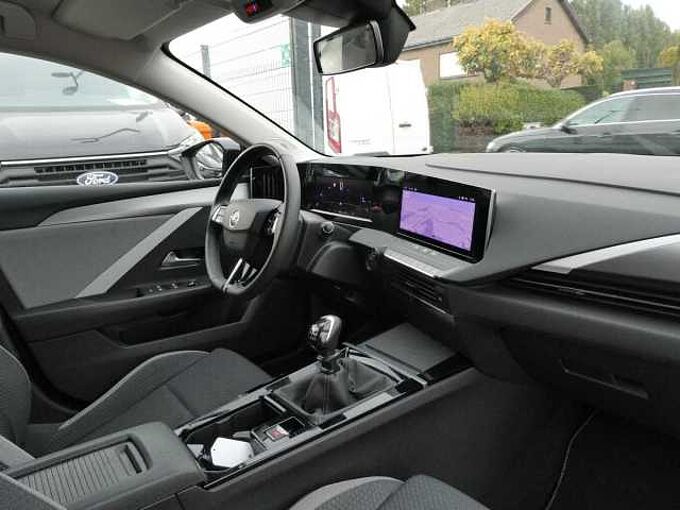 Opel Astra 1.2 i benzine 110pk Business 5d '23 49000km (01819)