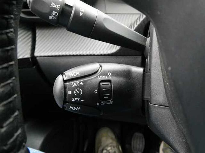 Peugeot 2008 1.2 i benzine 100pk Allure Luxe '25 26000km (62990)