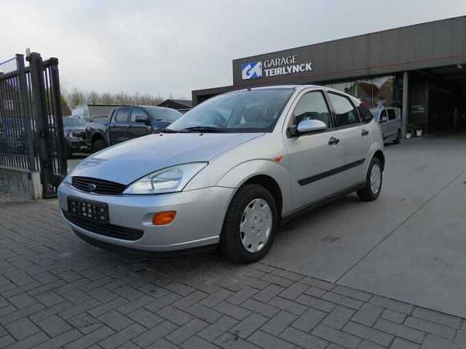 Ford Focus 1.6 i benzine 100pk Automaat 5d Ghia '00 118000km (31609)