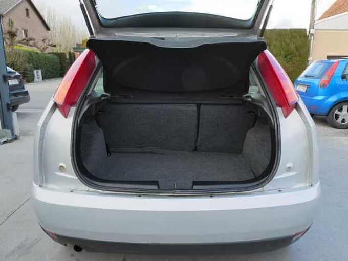 Ford Focus 1.6 i benzine 100pk Automaat 5d Ghia '00 118000km (31609)