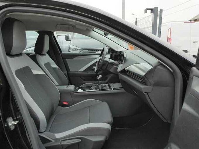 Opel Astra 1.2 i benzine 110pk Business 5d '23 49000km (01819)