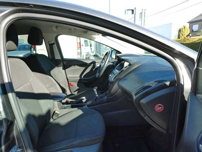 Ford Focus 5d 1.5 TDCi 120pk Titanium Luxe '16 192000km (45752)