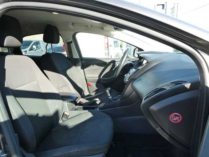 Ford Focus 5d 1.5 TDCi 120pk Titanium Luxe '16 192000km (45752)