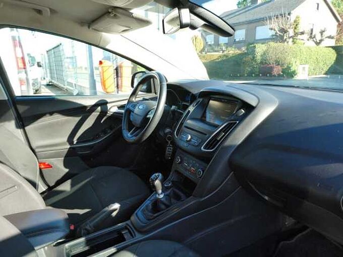 Ford Focus 5d 1.5 TDCi 120pk Titanium Luxe '16 192000km (45752)