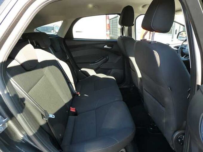 Ford Focus 5d 1.5 TDCi 120pk Titanium Luxe '16 192000km (45752)