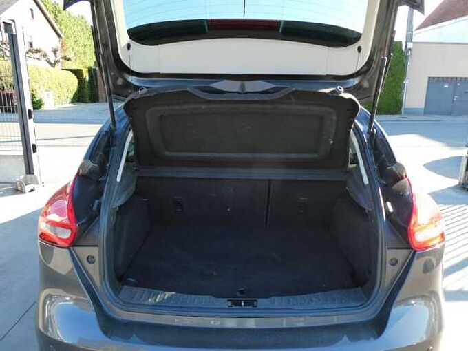 Ford Focus 5d 1.5 TDCi 120pk Titanium Luxe '16 192000km (45752)