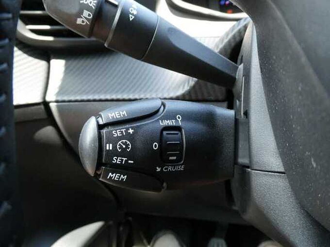 Peugeot 208 1.2 i benzine 100pk Allure Luxe '25 15000km (83709)